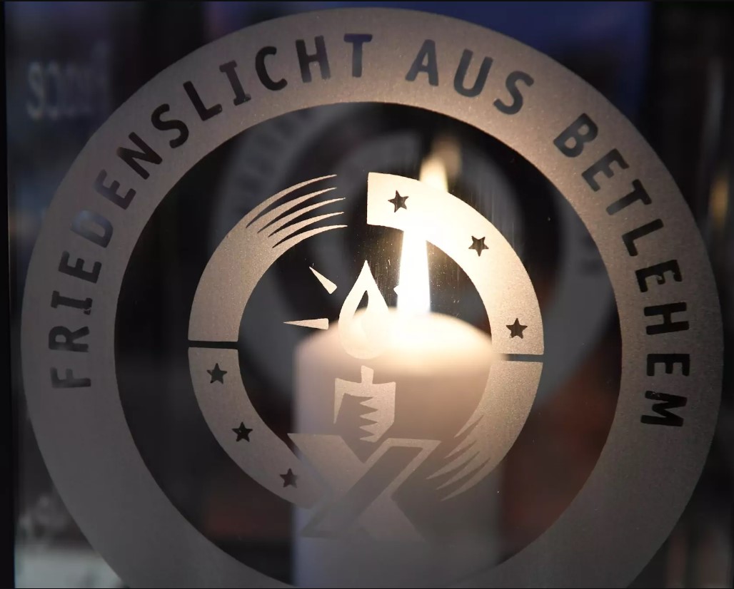 Friedenslicht_8_Kerze_Nahaufnahme_mit_Logo (c) Christian_Schnaubelt_rdp_nrw